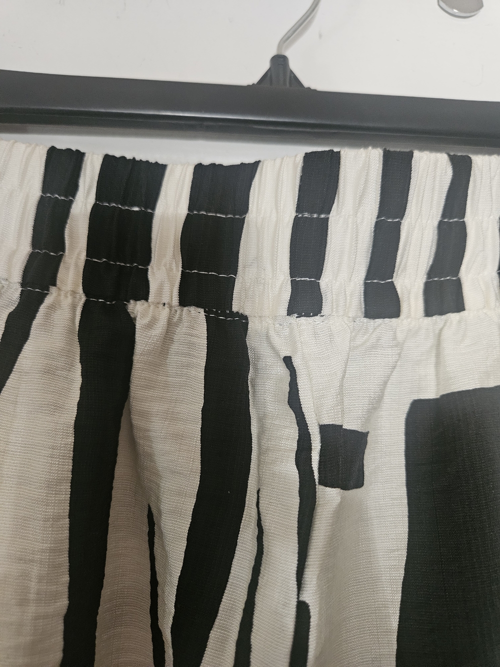 💕❣️Women New Geometrics Black & Ivory Striped Wide-Leg Pants - NWT - Size L❤️💕 - Picture 4 of 9